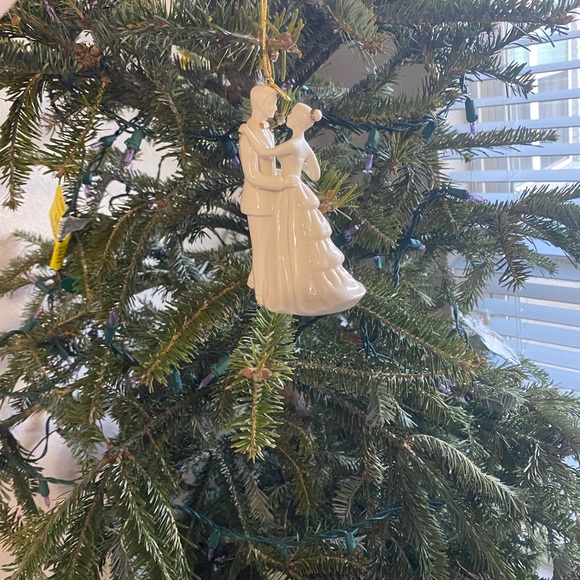 Bride & Groom Statuettes/Ornament - Picture 3 of 4